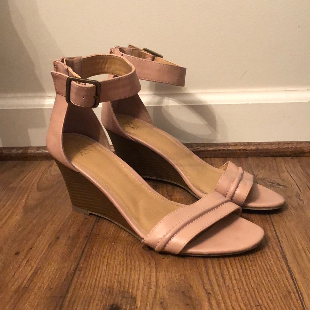 NEW YORK & COMPANY BLUSH WEDGES